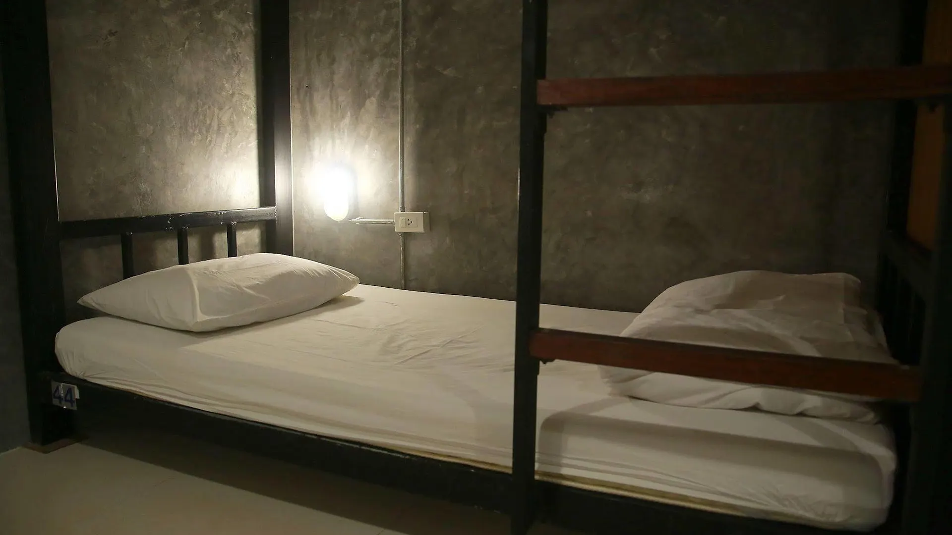 Oyo 585 Freedom Hostel @ Phi Phi Hotel