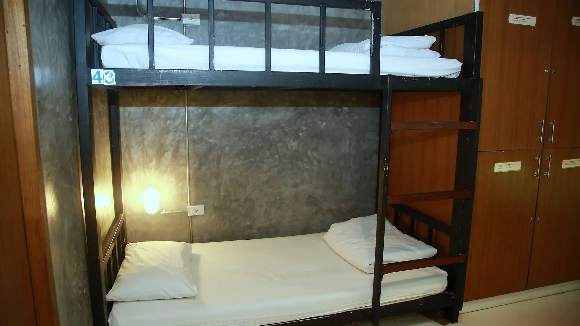 Oyo 585 Freedom Hostel @ Phi Phi Hotel